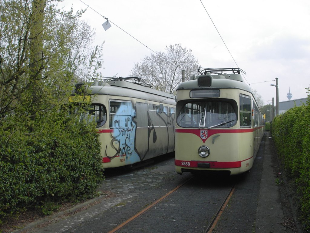 Abgestelle DWAG-GT stehen am 29.03.2003 neben der Wendeschleife am Rheinbahnhaus in Dsseldorf-Oberkassel.