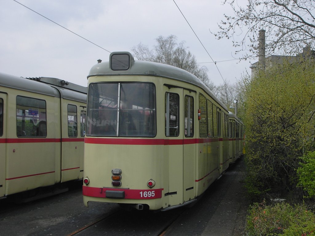 Abgestelle DWAG-GT stehen am 29.03.2003 neben der Wendeschleife am Rheinbahnhaus in Dsseldorf-Oberkassel.