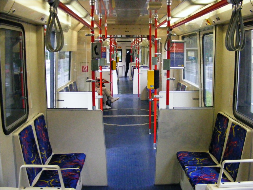 Der Fahrgastraum eines ex-Londoner Docklands-Stadtbahnwagen der EVAG in Essen-Margarethenhhe am 22.08.2010.

