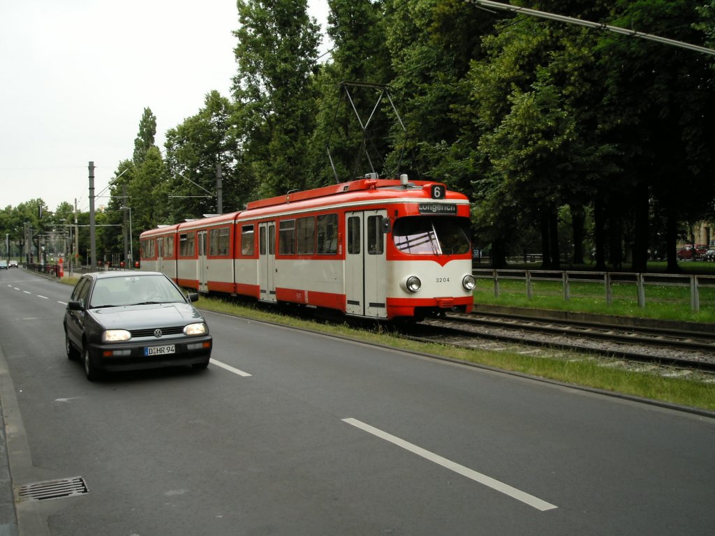 Ein DWAG-GT8 der KVB ist am 14.06.2004 auf dem Ubierring in Kln unterwegs.
