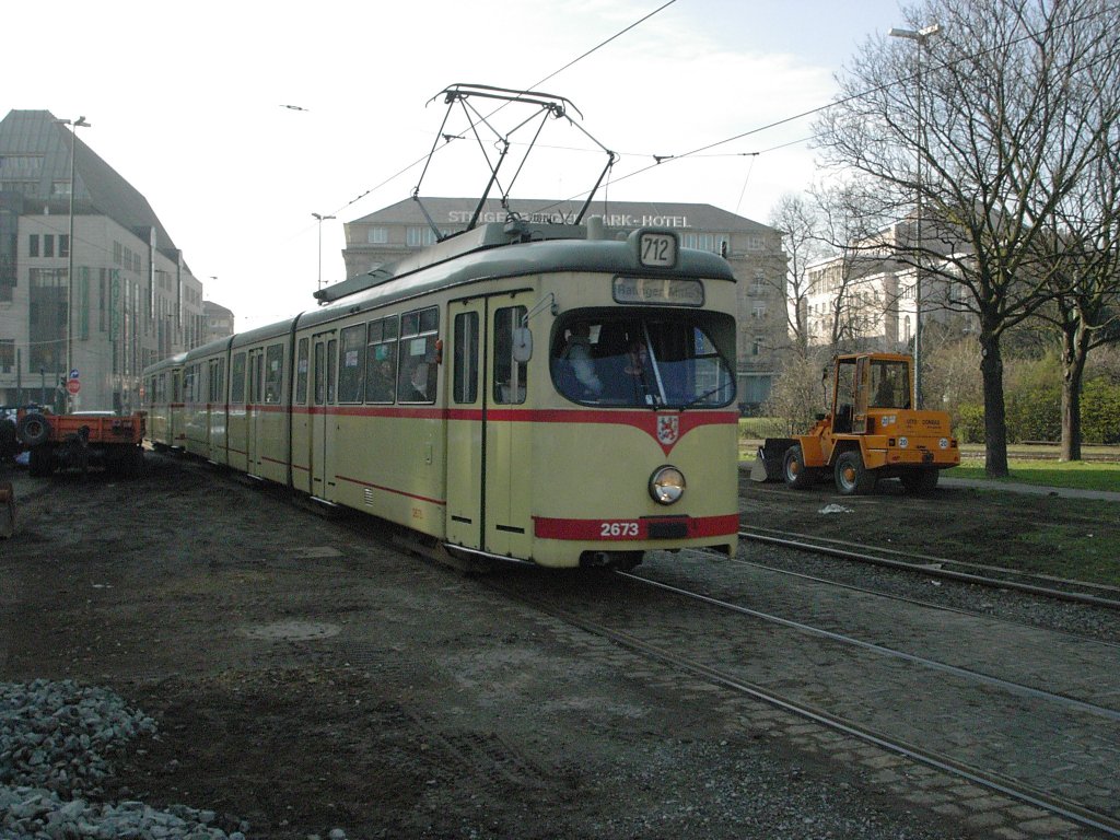 Ein DWAG-GT8 der Rheinbahn ist am 04.03.2004 auf dem Jan-Wellem-Platz in Dsseldorf unterwegs.