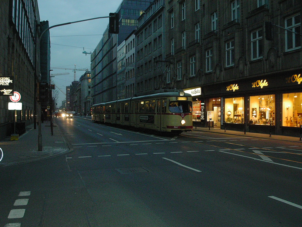 Ein DWAG-GT8 der Rheinbahn ist am 04.03.2004 auf der  Breite Strae  in Dsseldorf unterwegs.