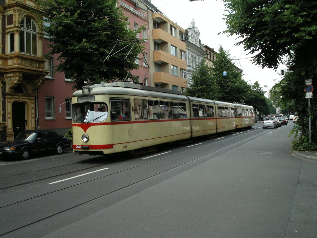 Ein DWAG-GT8 der Rheinbahn ist am 07.06.2004 als Zug der Linie 707 zur Universitt in Dsseldorf unterwegs.