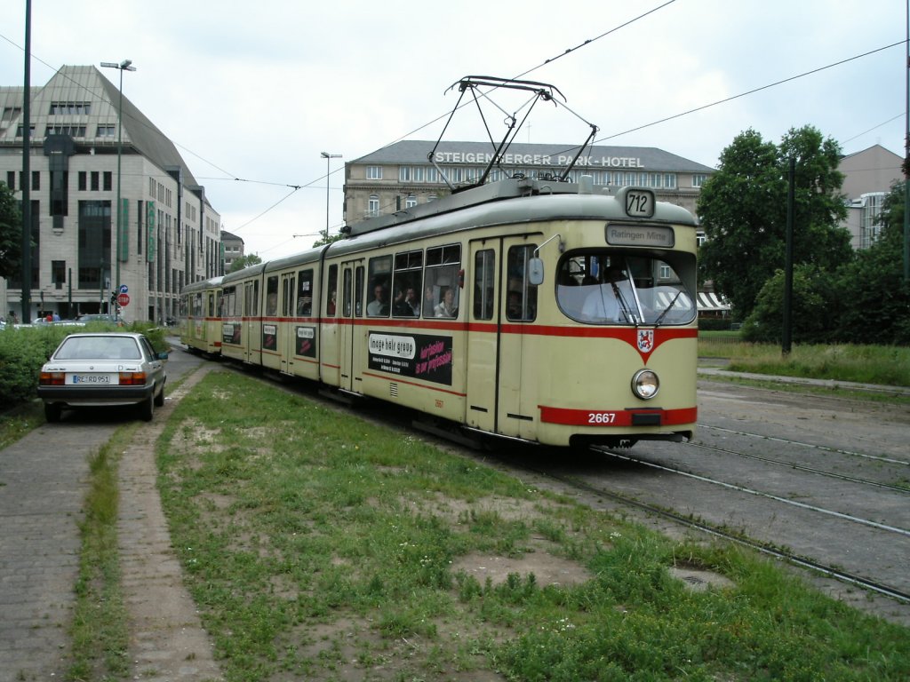 Ein DWAG-GT8 der Rheinbahn ist am 11.06.2004 am Jan-Wellem-Platz in Dsseldorf unterwegs.