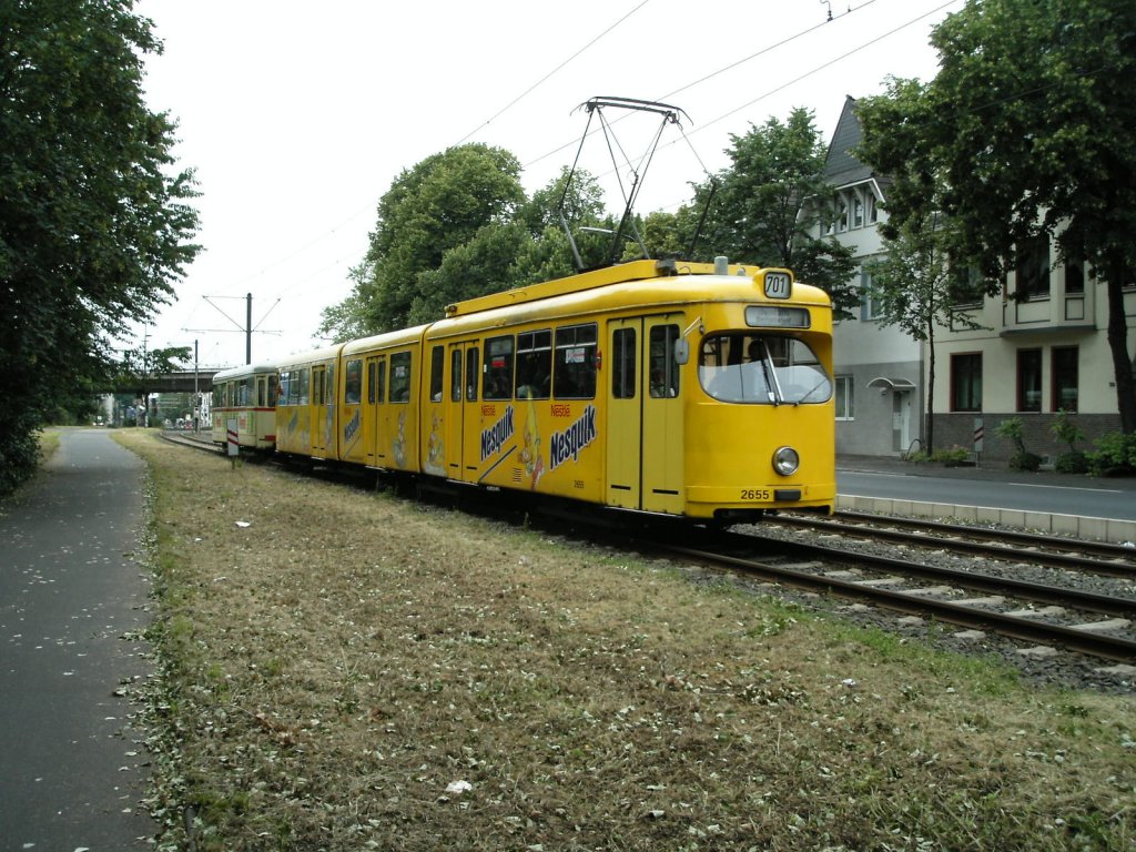 Ein DWAG-GT8 der Rheinbahn ist am 26.06.2004 als Zug der Linie 701 auf dem Weg nach Dsseldorf-Benrath.