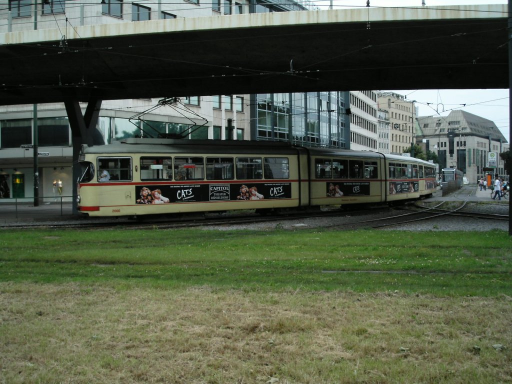 Ein DWAG-GT8 der Rheinbahn ist am 26.06.2004 am Jan-Wellem-Platz in Dsseldorf unterwegs.