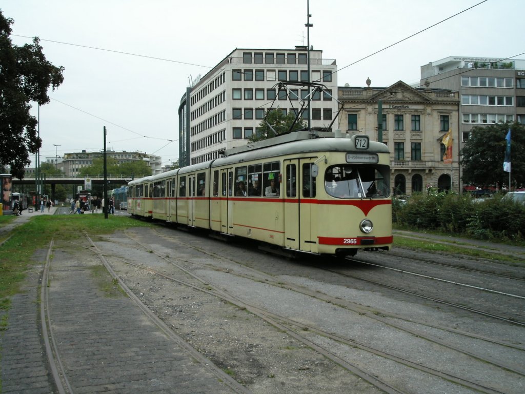 Ein DWAG-GT8 der Rheinbahn ist am 30.09.2004 auf dem Jan-Wellem-Platz in Dsseldorf unterwegs.