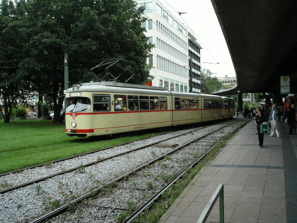 Ein DWAG-GT8 der Rheinbahn ist am 30.09.2004 am Jan-Wellem-Platz in Dsseldorf unterwegs.