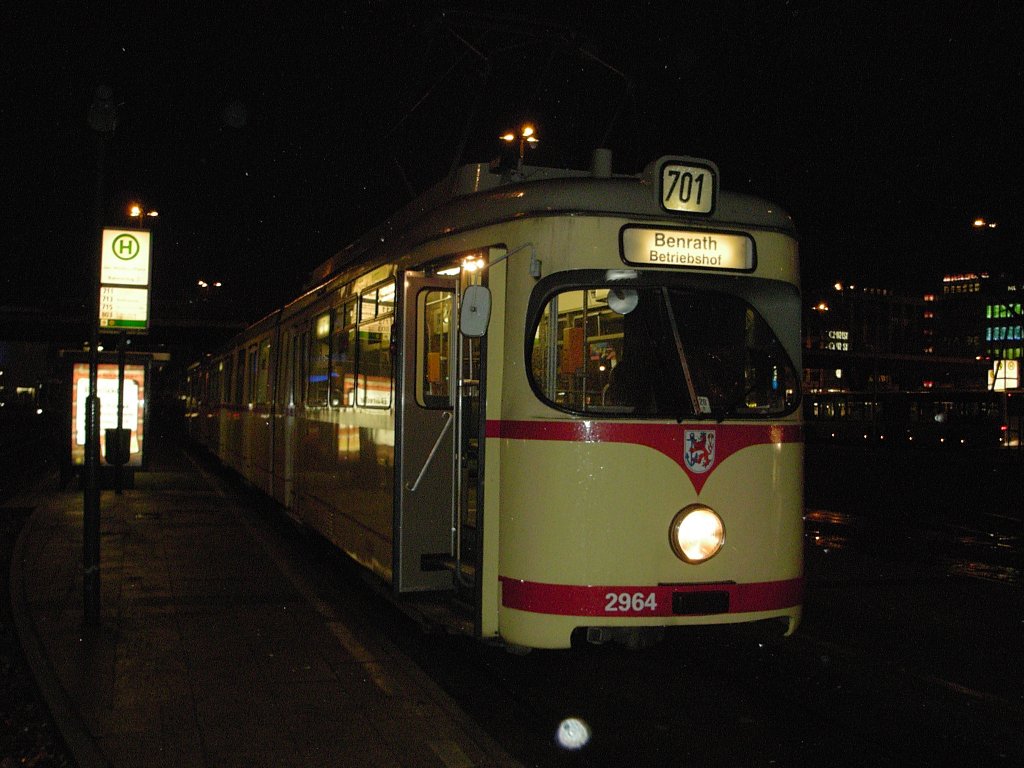 Ein DWAG-GT8 der Rheinbahn steht am 02.01.2004 auf dem Jan-Wellem-Platz in Dsseldorf.