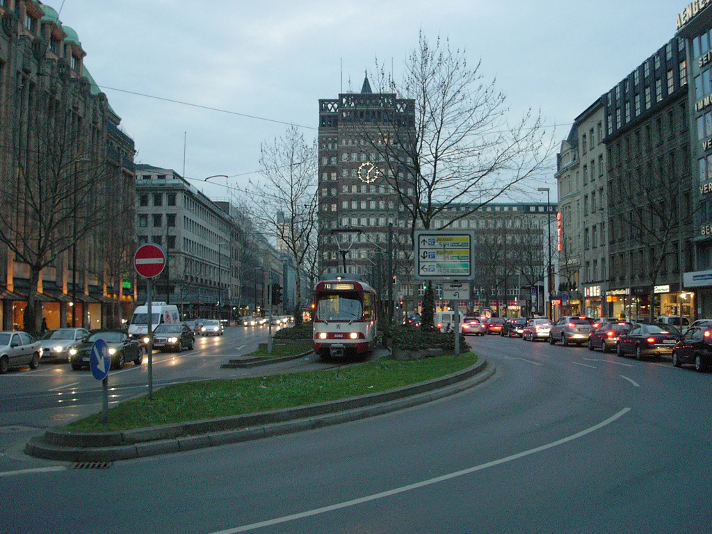 Ein DWAG-GT8S der Rheinbahn ist am 04.03.2004 vor dem Wilhelm-Marx-Haus in Dsseldorf unterwegs.