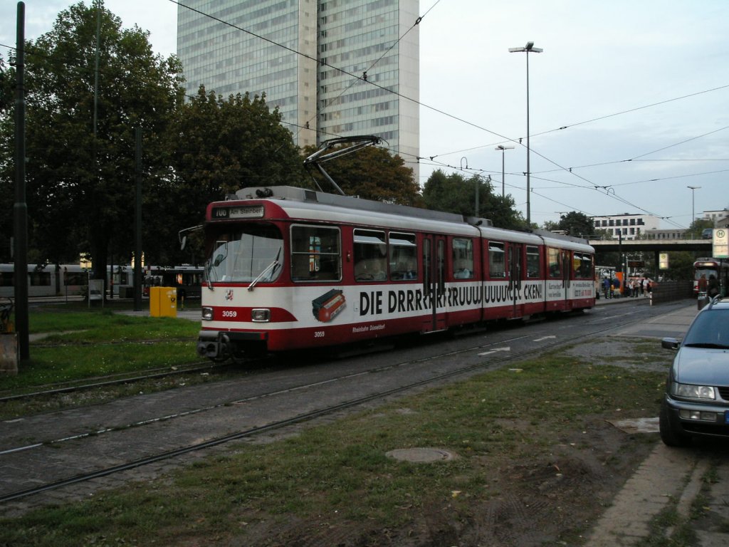 Ein DWAG-GT8S der Rheinbahn ist am 04.10.2004 auf dem Jan-Wellem-Platz in Dsseldorf unterwegs.