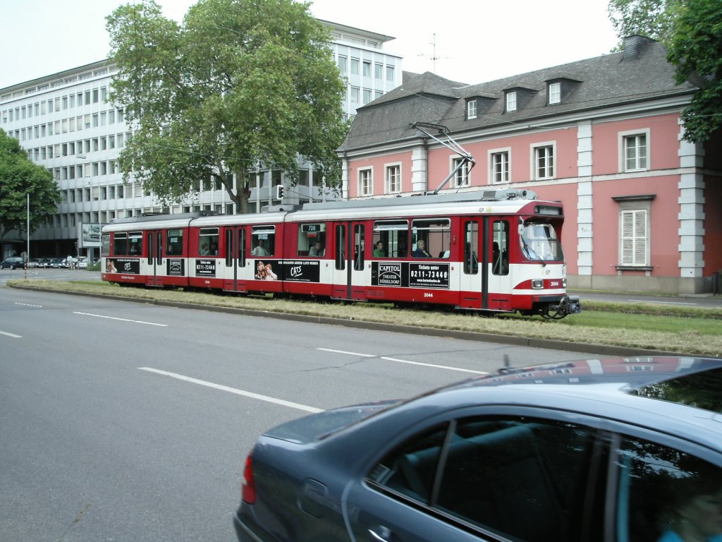 Ein DWAG-GT8S der Rheinbahn ist am 11.06.2004 auf der Hofgartenstrae in Dsseldorf unterwegs.