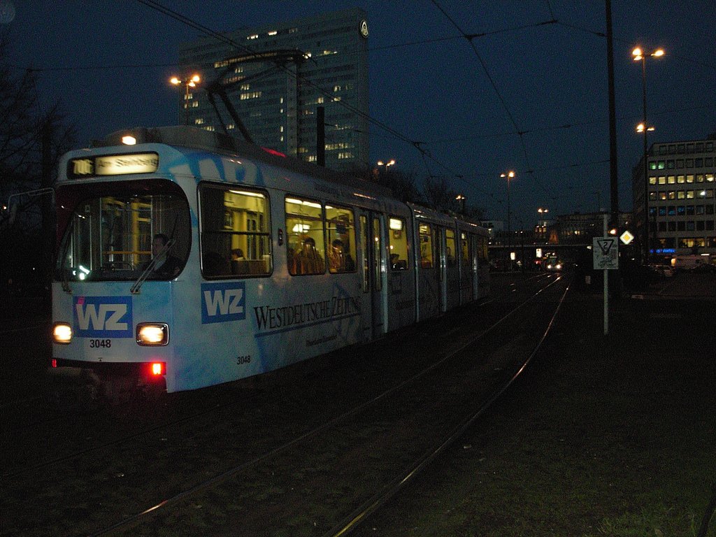 Ein DWAG-GT8S der Rheinbahn ist am 23.01.2004 am Jan-Wellem-Platz in Dsseldorf unterwegs.