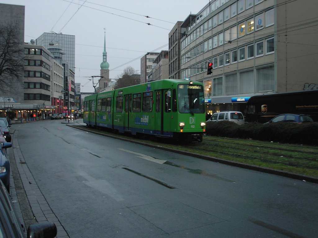 Ein DWAG-N8 der Dortmunder Stadtwerke ist am 23.12.2003 auf der westlichen Kampstrae unterwegs.