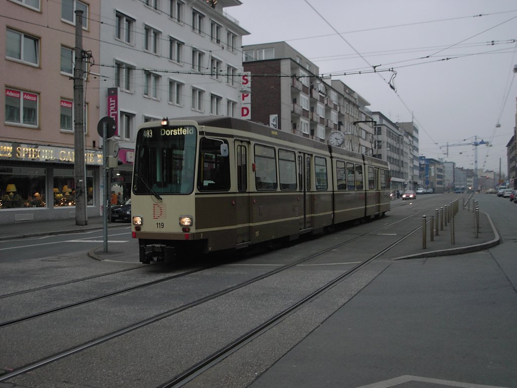 Ein DWAG-N8 der Dortmunder Stadtwerke ist am 31.12.2003 auf dem Brderweg unterwegs.