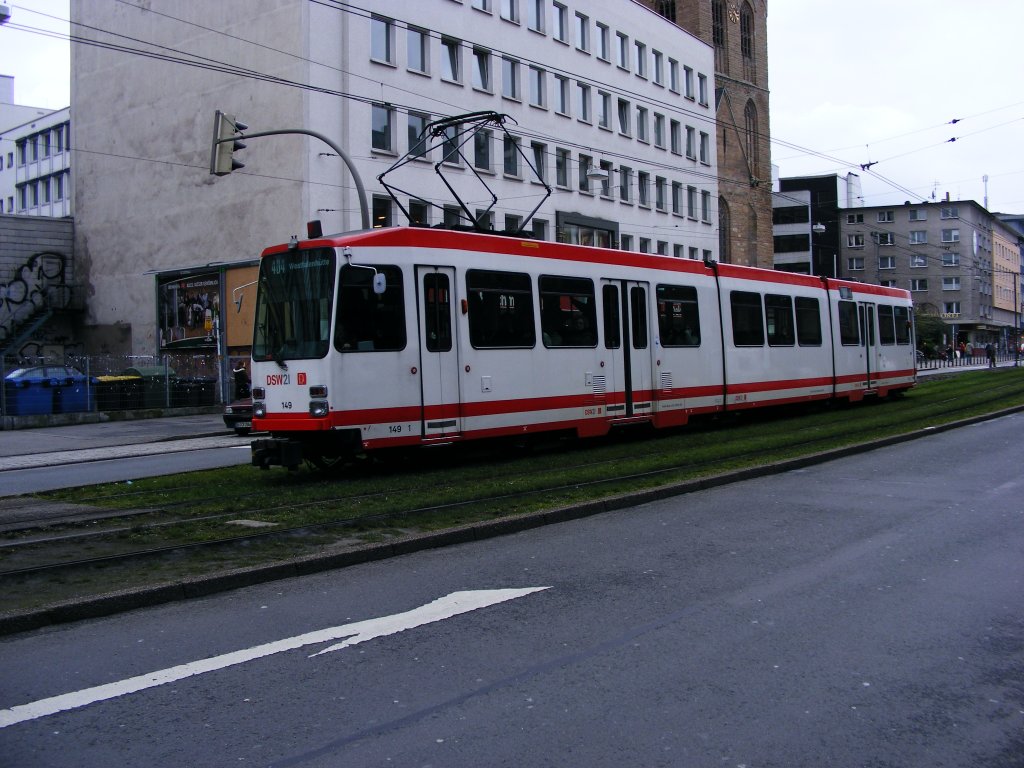 Ein DWAG-N8 der Dortmunder Stadtwerke ist am 03.04.2008 auf der westlichen Kampstrae unterwegs.