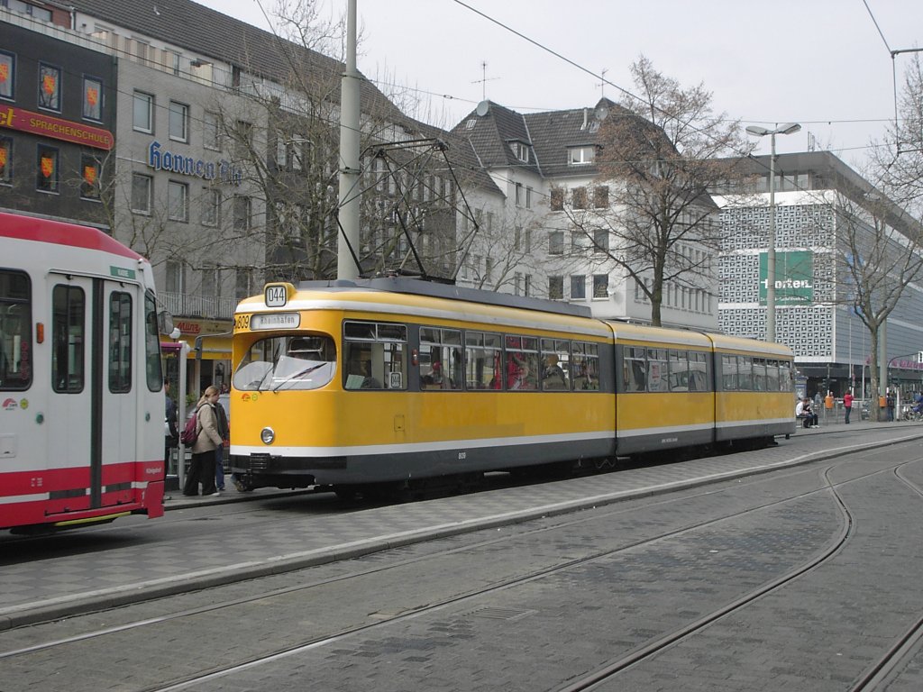Ein DWAG-GT8 der Krefelder Straenbahn steht am 29.03.2003 im Bereich der Haltestelle  Rheinstrae .