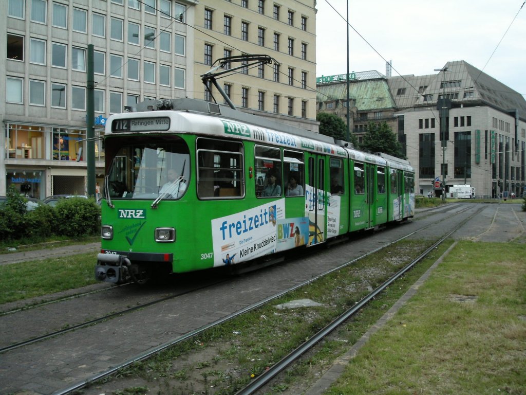 Ein DWAG-GT8S der Rheinbahn ist am 26.06.2004 auf dem Jan-Wellem-Platz in Dsseldorf unterwegs.