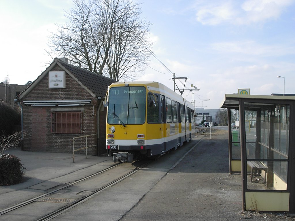 Ein DWAG-M6 der MVG steht am 01.03.2003 an der Endhaltestelle am Flughafen in Mlheim (Ruhr).