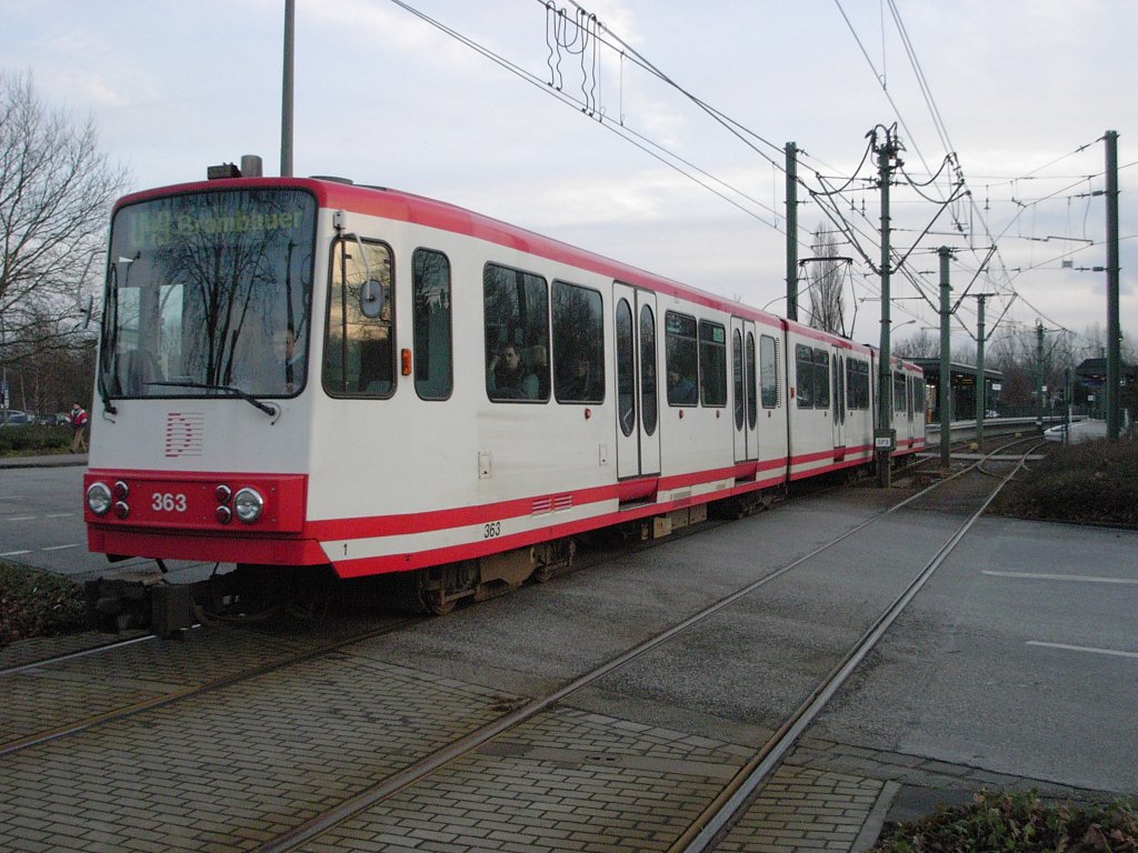 Ein Stadtbahnwagen B der Dortmunder Stadtwerke hat am 26.01.2004 auf dem Weg nach Lnen-Brambauer gerade die Haltestelle  Fredenbaum  verlassen.