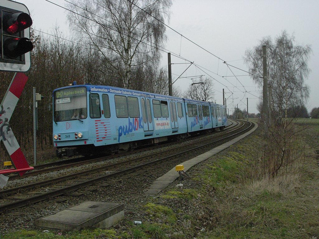 Ein Stadtbahnwagen B der Dortmunder Stadtwerke ist am 06.02.2004 auf dem Weg von Westerfilde zwischen Obernette und Huckarde unterwegs.