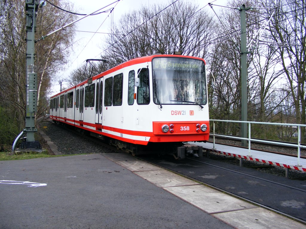 Ein Stadtbahnwagen B der Dortmunder Stadtwerke ist am 03.04.2008 auf dem Remydamm unterwegs.