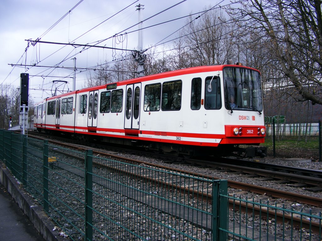Ein Stadtbahnwagen B der Dortmunder Stadtwerke biegt am 03.04.2008 von der Westfalenhalle her zum Remydamm ab.