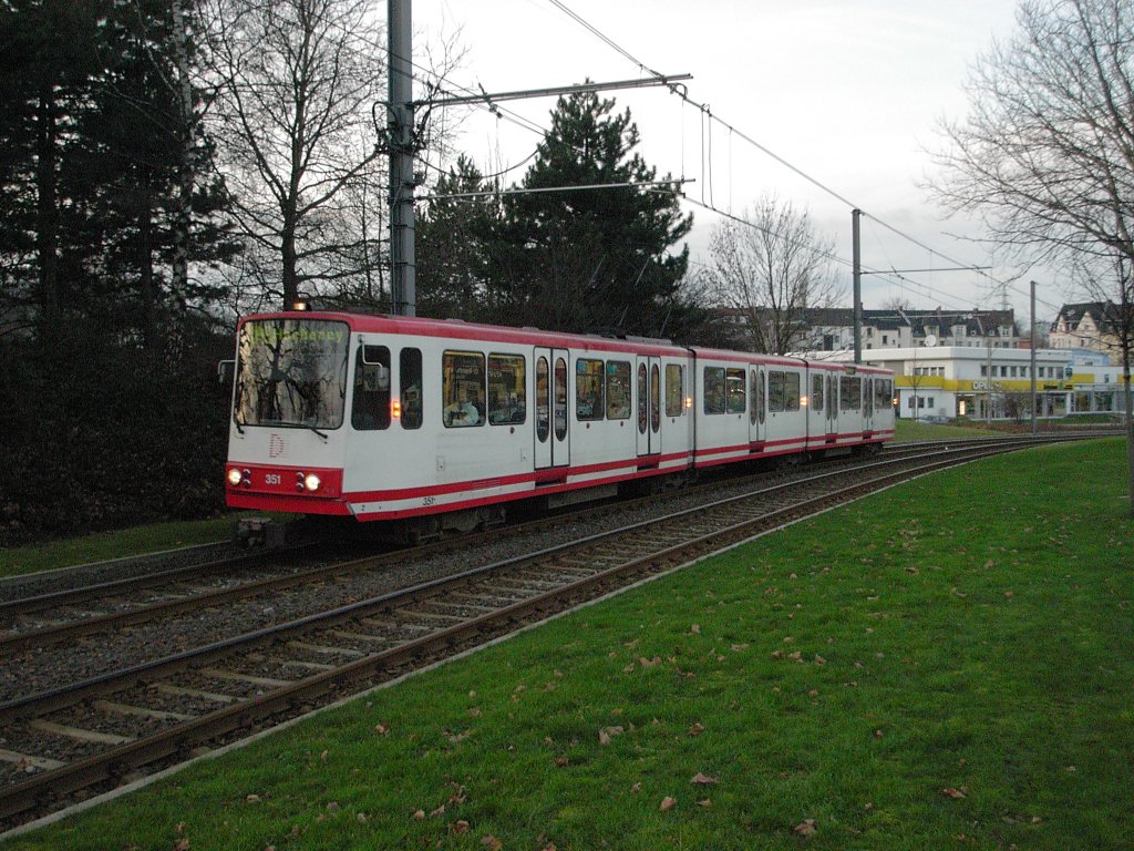 Ein Stadtbahnwagen B der Stadtwerke Dortmund nhert sich am 26.01.2004 auf dem Weg zur Innenstadt der Haltestelle  Fredenbaum .