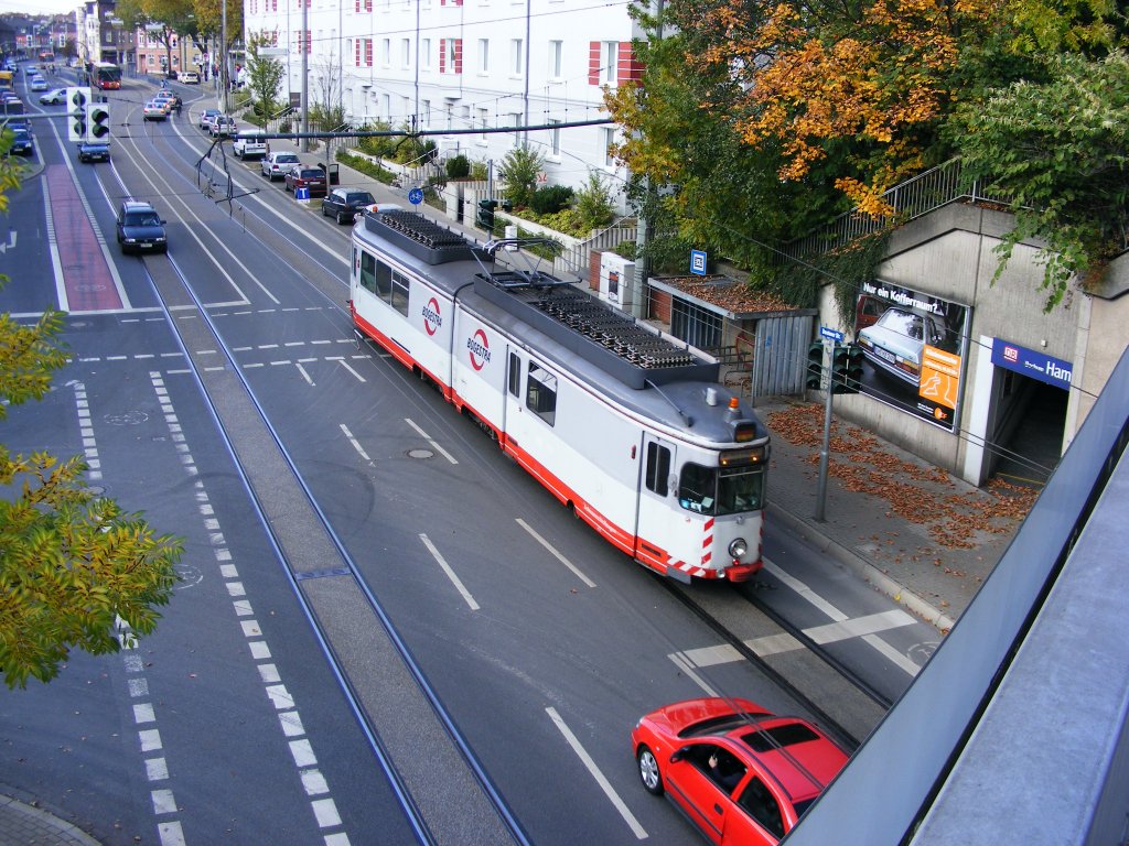 Ein zum Schienenschleifzug umgebauter DWAG-GT6 der BOGESTRA ist am 14.10.2008 in Bochum-Hamme unterwegs.