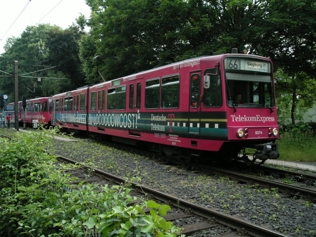 Eine Doppeltraktion aus Bonner Stadtbahnwagen B der zweiten Generation verlt am 03.06.2004 die Stadtbahn-Endhaltestelle in Bad Honnef.