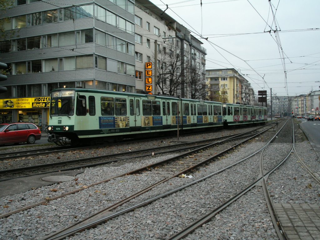 Eine Doppeltraktion aus Bonner Stadtbahnwagen B ist am 06.12.2004 am Barbarossaplatz in Kln unterwegs.