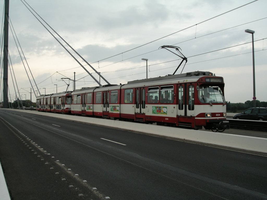 Eine Doppeltraktion aus DWAG-GT8SU der Rheinbahn ist am 11.06.2004 auf der Oberkasseler Brcke in Dsseldorf unterwegs.