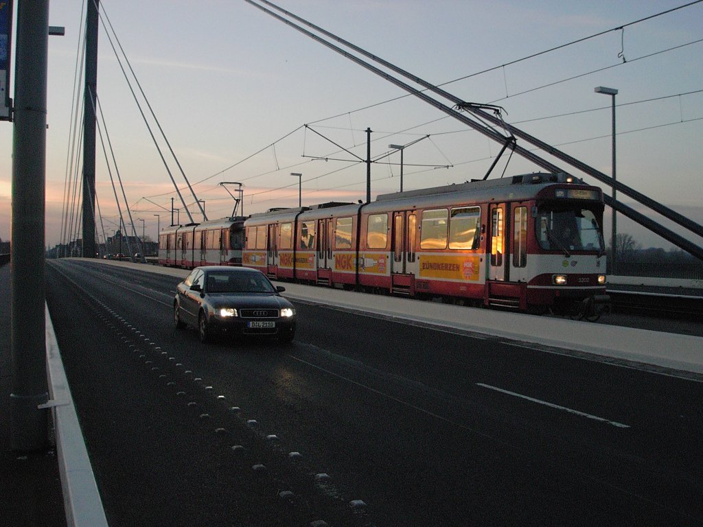 Eine Doppeltraktion aus DWAG-GT8SU der Rheinbahn ist am 23.01.2004 auf der Oberkasseler Rheinbrcke in Dsseldorf unterwegs.