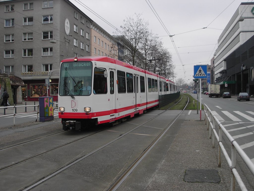 Eine Doppeltraktion aus DWAG-N8 der Dortmunder Stadtwerke ist am 31.12.2003 auf der westlichen Kampstrae unterwegs.