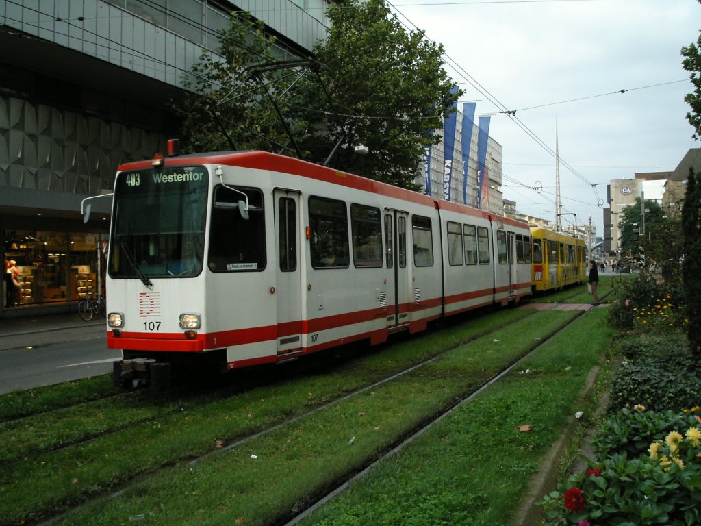 Eine Doppeltraktion aus DWAG-N8 der Dortmunder Stadtwerke ist am 28.09.2004 zwischen der Reinoldikirche und der Haltestelle  Kampstrae  unterwegs.