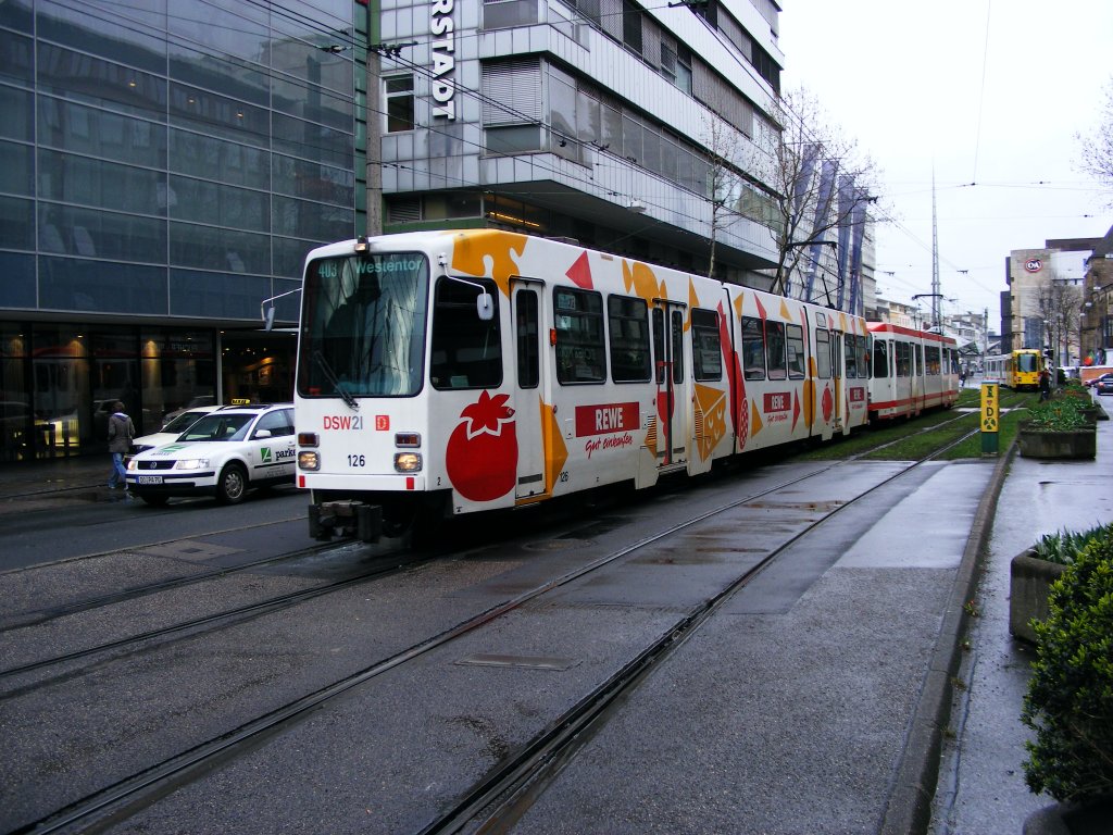 Eine Doppeltraktion aus DWAG-N8 der Dortmunder Stadtwerke ist am 03.04.2008 am stlichen Rand des Gleisdreiecks an der Haltestelle  Kampstrae  unterwegs.