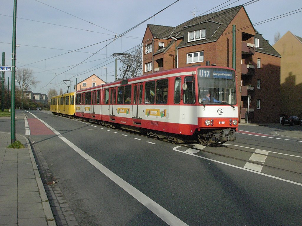Eine Doppeltraktion aus Stadbahnwagen B ist am 03.02.2004 als Zug der Linie U17 im Essener Norden unterwegs.