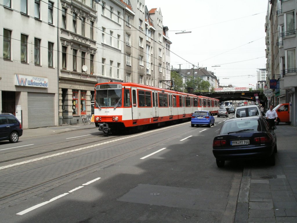 Eine Doppeltraktion aus Stadtbahnwagen B der ersten Generation der KVB ist am 14.06.2004 auf der Luxemburger Strae in Kln unterwegs.