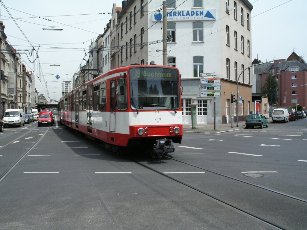 Eine Doppeltraktion aus Stadtbahnwagen B der zweiten Generation der KVB ist am 14.06.2004 auf der Luxemburger Strae in Kln unterwegs.