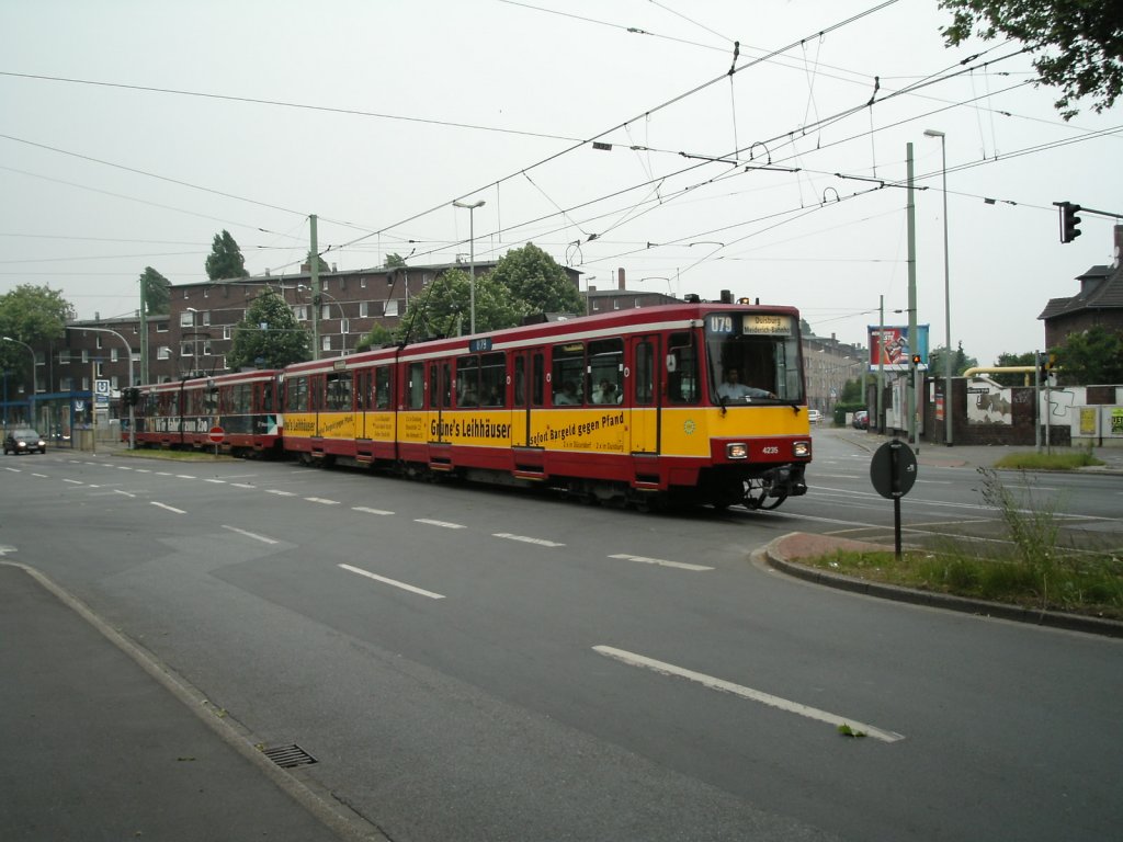 Eine Doppeltraktion aus Stadtbahnwagen B der Rheinbahn ist am 02.06.2004 auf der Dsseldorfer Strae an der Haltestelle  Kulturstrae  in Duisburg unterwegs.