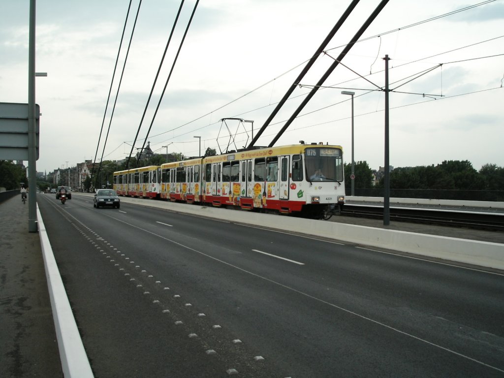 Eine Doppeltraktion aus Stadtbahnwagen B der Rheinbahn ist am 11.06.2004 auf der Oberkasseler Brcke in Dsseldorf unterwegs.
