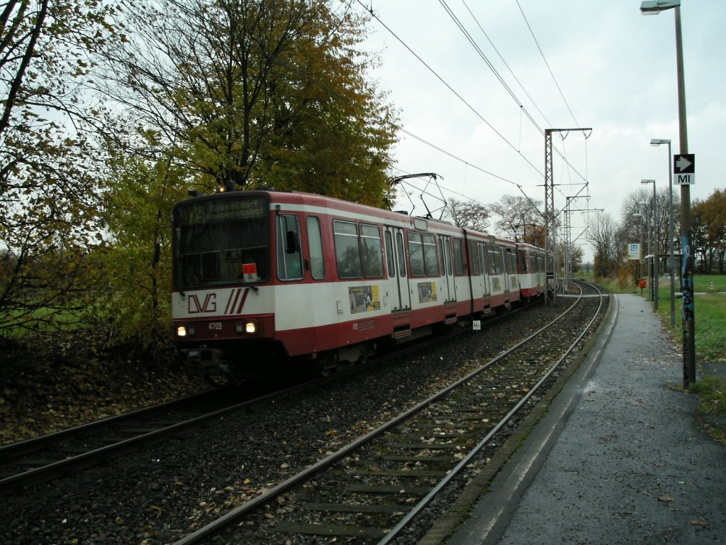 Eine Doppeltraktion aus Stadtbahnwagen B der DVG ist am 22.11.2004 in Dsseldorf-Froschenteich unterwegs.