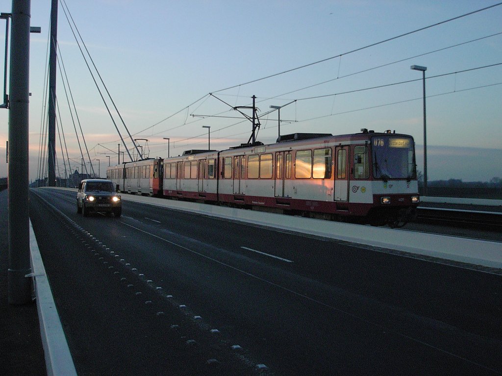 Eine Doppeltraktion aus Stadtbahnwagen B der Rheinbahn ist am 23.01.2004 auf der Oberkasseler Rheinbrcke in Dsseldorf unterwegs.