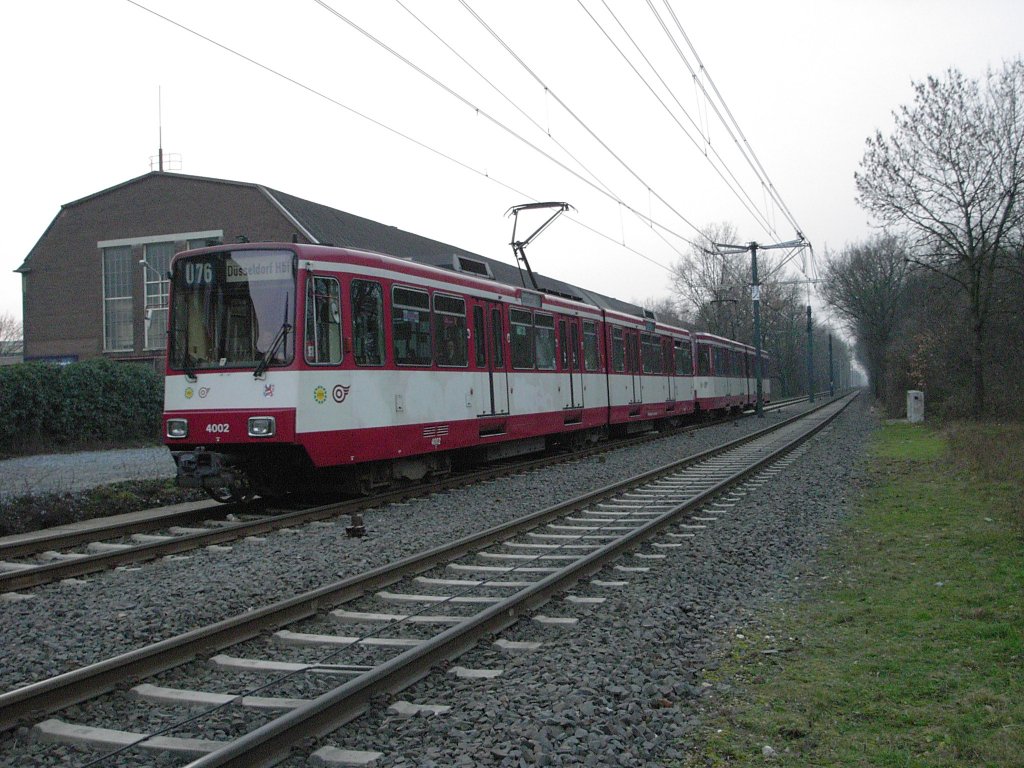 Eine Doppeltraktion aus Stadtbahnwagen B der Rheinbahn ist am 12.02.2004 von Krefeld her in Dsseldorf-Lrick unterwegs.