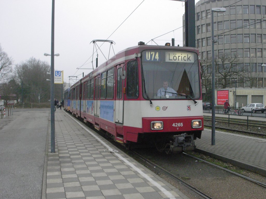 Eine Doppeltraktion aus Stadtbahnwagen B der Rheinbahn steht am 13.02.2004 in Dsseldorf-Lrick.