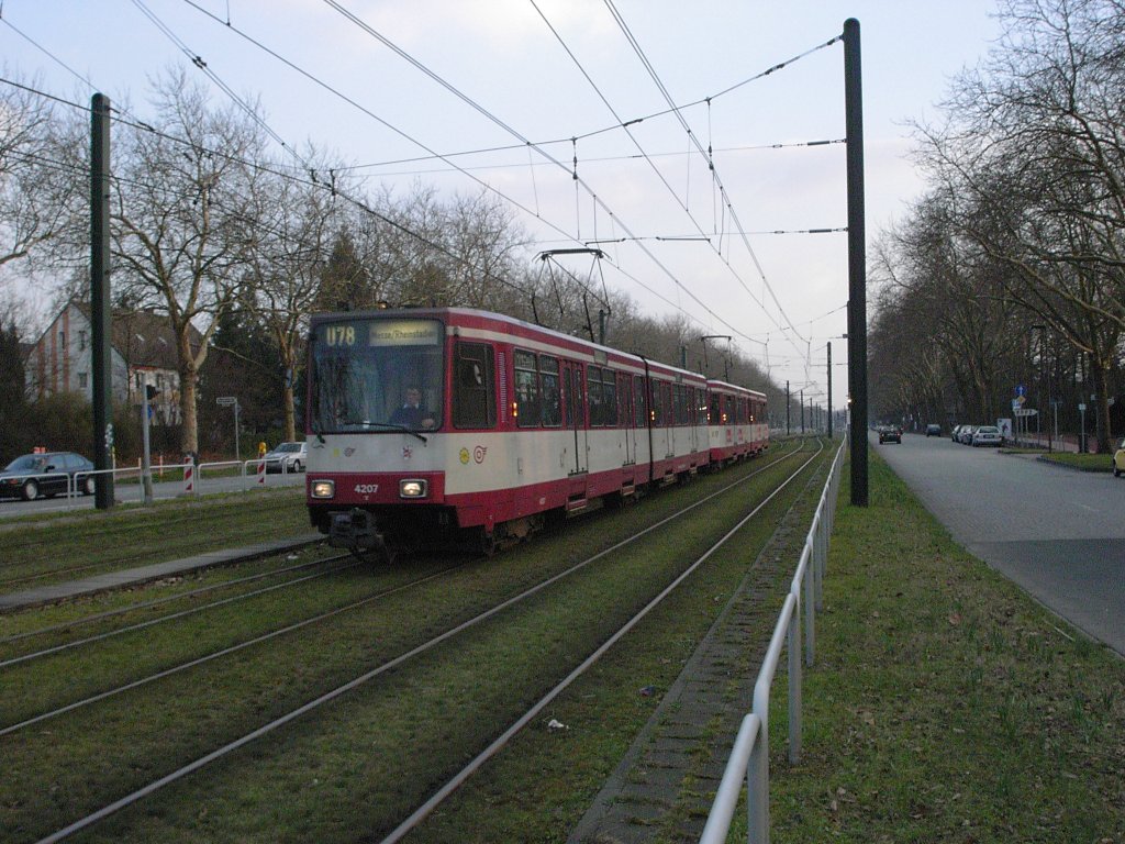 Eine Doppeltraktion aus Stadtbahnwagen B der Rheinbahn ist am 08.03.2004 am Freiligrathplatz in Dsseldorf unterwegs.