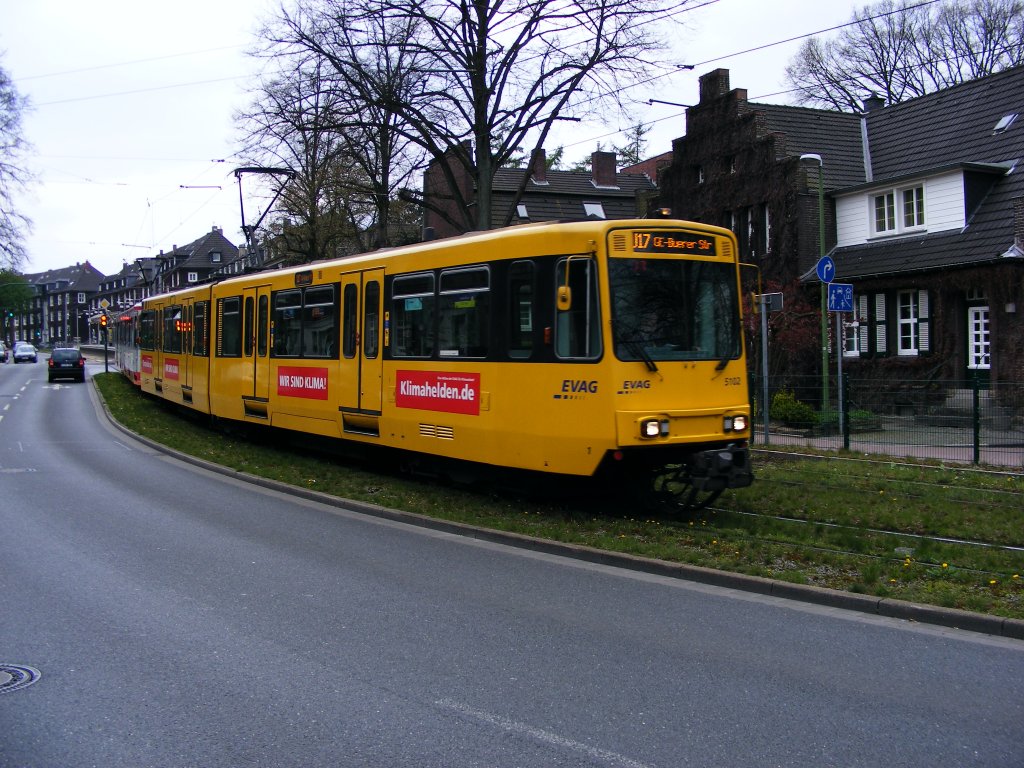 Eine Doppeltraktion aus Stadtbahnwagen B ist am 22.04.2008 auf der Margarethenhhe in Essen unterwegs.