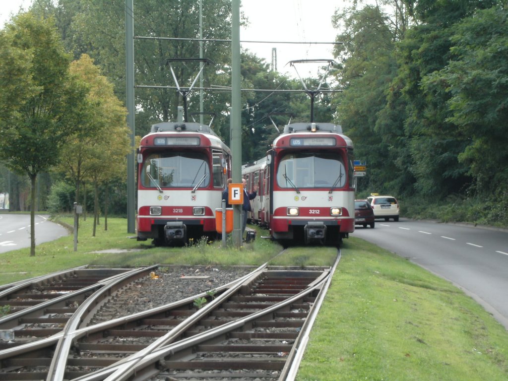 Zwei Doppeltraktionen aus DWAG-GT8SU der Dsseldorfer Rheinbahn stehen am 30.09.2004 in der Abstellanlage am Hauptbahnhof in Neuss.