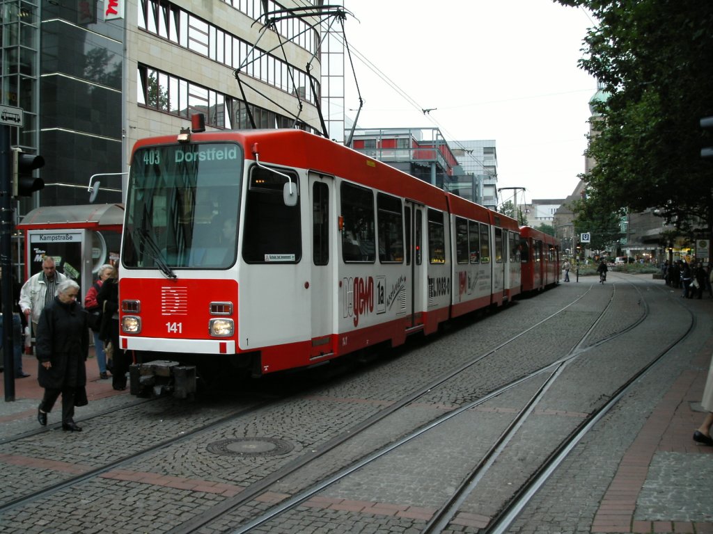 Zwei DWAG-N8 der Dortmunder Stadtwerke stehen am 28.09.2004 in der Haltestelle  Kampstrae .