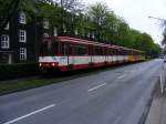 Eine Doppeltraktion aus Stadtbahnwagen B ist am 22.04.2008 auf der Margarethenhhe in Essen unterwegs.